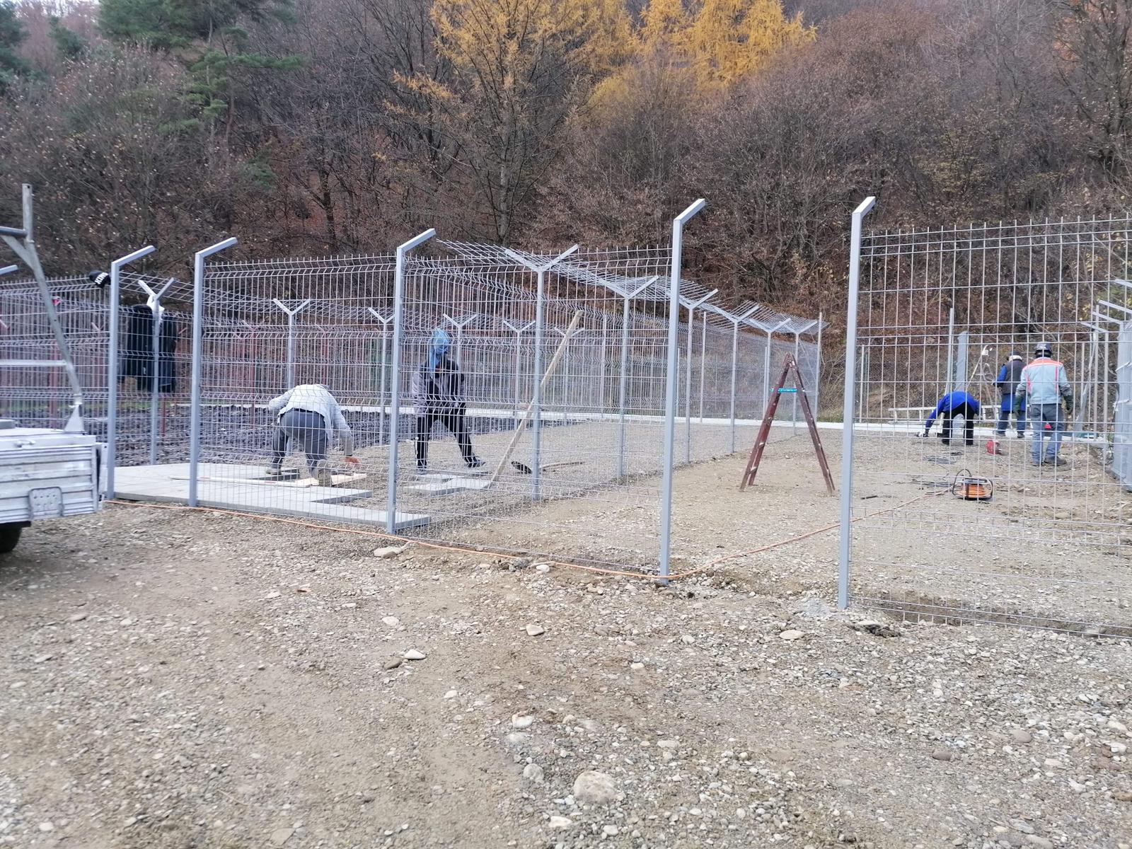 Outdoor runs constructing fence | 1 Dog At A Time Outdoor kennels construction at Happys | 1 Dog At a Time Rescue UK